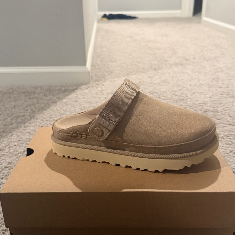 UGG Goldenstar Clog in sand